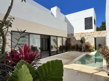 Casa · 195m² · 3 Recámaras · 2 Estacionamientos · Casa en Cholul 3 Recamaras, Alberca, Terraza, Jardin, Diseño de Autor