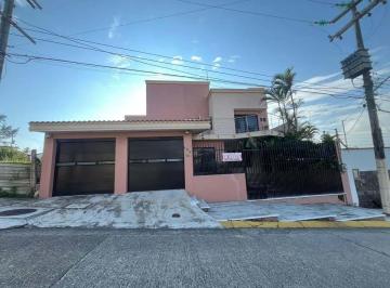 Casa de 4 habitaciones, Coatzacoalcos · Casa en Venta con Ubicacion Privelegiada