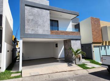 Casa · 223m² · 3 Recámaras · 2 Estacionamientos · Casa en Venta en Lomas Residencial con 3 Recámaras y Sala de Tv, en La Riviera Veracruzana