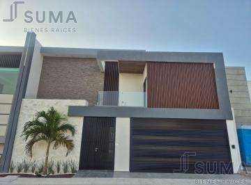 Casa · 329m² · 3 Recámaras · 2 Estacionamientos · Casa con Alberca en Venta en Fracc. Las Palmas. Medellin de Bravo. Antes del Puente.