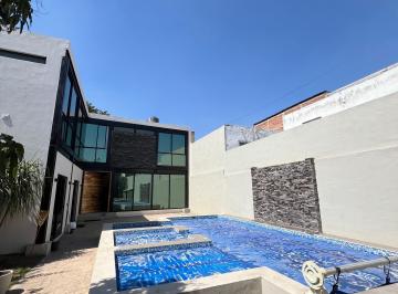 Bodega comercial de 4 habitaciones, Guadalajara · Casa con Bodega Comercial