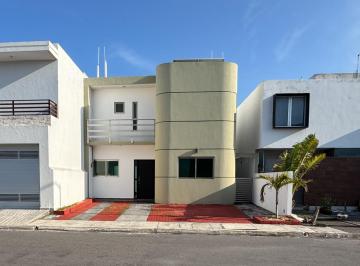 Casa · 148m² · 4 Recámaras · 2 Estacionamientos · Casa en Venta con Alberca y Recámara en Planta Baja en Lomas de La Rioja