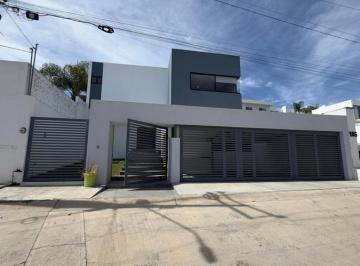 Casa · 380m² · 4 Recámaras · 2 Estacionamientos · Casa en Venta en Lomas de Gran Jardin