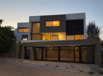 Casa · 510m² · 5 Recámaras · 4 Estacionamientos · Cassa en Venta en Lomas de Gran Jardin
