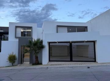 Casa · 450m² · 4 Recámaras · 3 Estacionamientos · Casa en Venta en Lomas de Gran Jardin