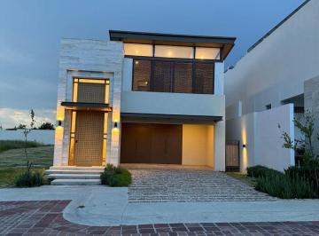 Casa · 389m² · 3 Recámaras · 4 Estacionamientos · Casa en Venta en La Valenciana