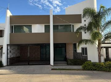 Casa · 288m² · 4 Recámaras · 2 Estacionamientos · Casa en Venta en Lomas de Gran Jardin