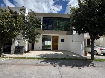 Casa · 170m² · 3 Recámaras · 2 Estacionamientos · Casa en Venta o Renta en Punta del Este