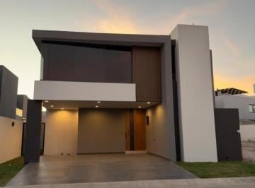 Casa · 244m² · 2 Estacionamientos · Casa en Venta en Lomas del Molino
