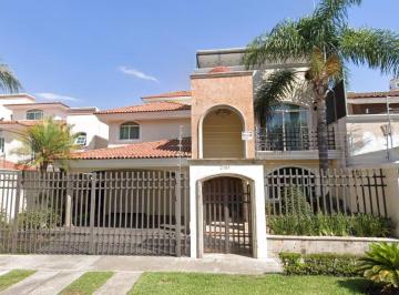 Casa de 3 habitaciones, Zapopan · Casa con 3 Recámaras y 370 m² Superficie de Terreno en Venta en Bugambilias