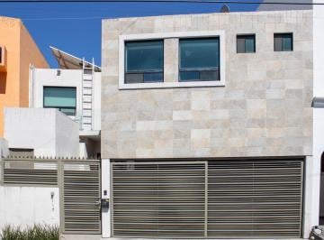 Casa · 290m² · 3 Recámaras · 2 Estacionamientos · Casa en Lomas del Campestre