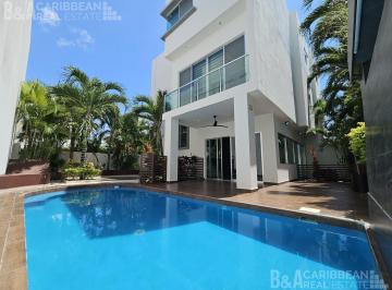 Casa · 256m² · 3 Recámaras · 2 Estacionamientos · Casa en Renta y Venta con Alberca en Arbolada
