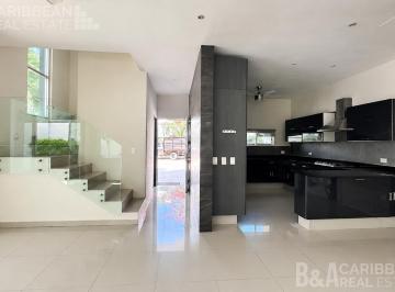 Casa · 256m² · 3 Recámaras · 2 Estacionamientos · Casa en Renta y Venta con Alberca en Arbolada