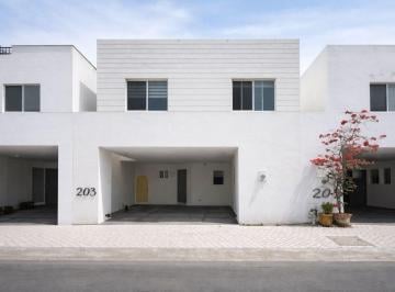 Casa · 218m² · 4 Recámaras · 3 Estacionamientos · Casa en Renta Zona Santa Catarina, Ventanas de La Huasteca