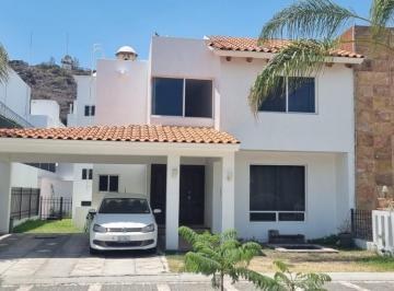 Casa · 250m² · 3 Recámaras · 2 Estacionamientos · Casa en Renta Residencial Los Frailes, Corregidora