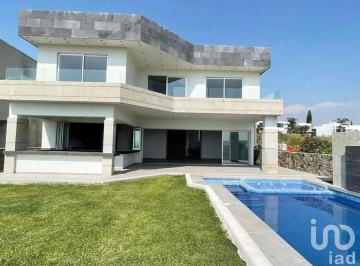 Casa · 375m² · 4 Recámaras · 2 Estacionamientos · Casa en Venta en Lomas de Cocoyoc, Dentro del Fraccionamiento.
