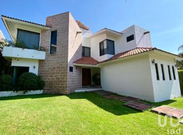 Casa · 320m² · 4 Recámaras · 2 Estacionamientos · Casa en Venta en Fraccionamiento Lomas de Cocoyoc, Morelos.