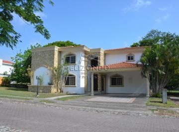 Casa · 555m² · 3 Recámaras · 4 Estacionamientos · Casa en Venta, Lagunas de Miralta, $7'900,000