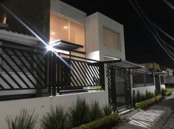 Casa · 400m² · 3 Recámaras · 4 Estacionamientos · Casa en Venta en Juriquilla Querétaro a Unos m de La Zona del Green de Golf