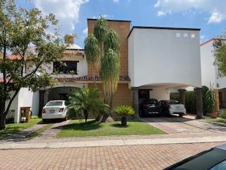 Casa · 371m² · 3 Recámaras · 6 Estacionamientos · Casa en Venta en Huertas del Carmen
