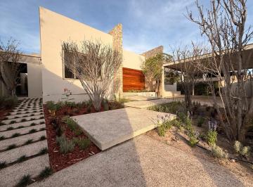 Casa · 385m² · 3 Recámaras · 3 Estacionamientos · Casa - Juriquilla