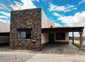Casa · 170m² · 2 Estacionamientos · Casa Campestre de 1 Planta y 3 Recámaras con Baño Completo Frente a Ventanas Club de Golf