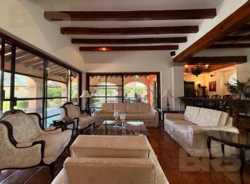 Casa · 700m² · 4 Recámaras · 6 Estacionamientos · Casa Tipo de Hacienda en Juriquilla Querétaro