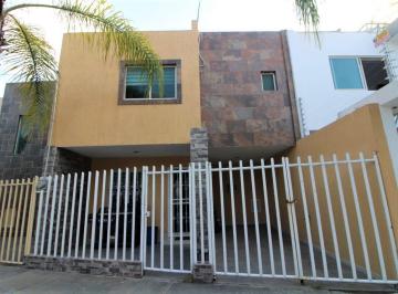 Casa · 121m² · 3 Recámaras · 1 Estacionamiento · Casa en Jardines del Valle