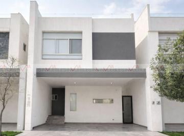 Casa · 210m² · 3 Recámaras · 2 Estacionamientos · Casa en Renta en Santoral
