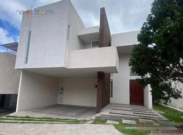 Casa · 287m² · 3 Recámaras · 1 Estacionamiento · Casa Residencial en Venta en Fracc. Sierra Azul S. L. p.