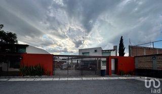 Casa · 299m² · 3 Recámaras · 4 Estacionamientos · Venta de Casa con Excedente de Terreno en Metepec, Toluca