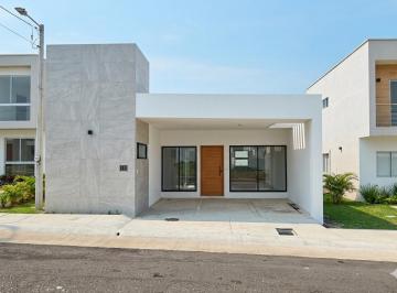 Casa de 3 habitaciones, Alvarado · Casa en Venta un Piso con 3 Recámaras en Lomas de La Rioja