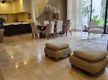 Casa · 400m² · 4 Recámaras · 2 Estacionamientos · Casa en Yucatán Country Club