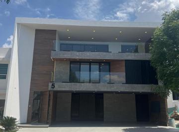 Casa · 638m² · 5 Recámaras · 3 Estacionamientos · Casa en Venta Parque Potisi Naola Lomas de Angelópolis Cholula Puebla.
