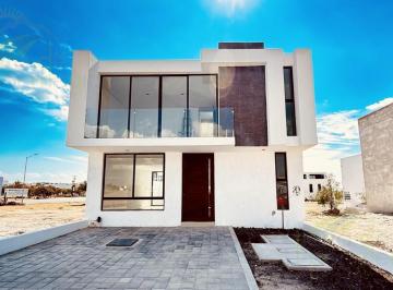 Casa · 178m² · 3 Recámaras · 3 Estacionamientos · Amplia Casa de Lujo en Venta, en Privada en Juriquilla, Querétaro
