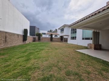 Casa · 400m² · 3 Recámaras · 4 Estacionamientos · Cluster 333 Residencia Renta| 600 m² Terreno | Jardín Amplio y Doble Altura