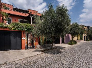 cf72e736b234baf978849dfb9ca6ace4e09cd29e0a1105516f49558692f73390 · Casa Cerca del Centro de San Miguel de Allende en Venta, con Rooftop y Patio