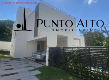 Casa · 253m² · 3 Recámaras · 2 Estacionamientos · Casa en Renta con Alberca y Jardin