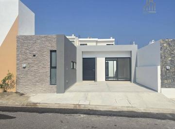 Casa · 115m² · 2 Recámaras · 2 Estacionamientos · Venta de Casa en Fraccionamiento Lomas de La Rioja un Piso