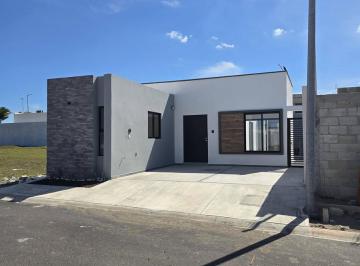 Casa · 138m² · 3 Recámaras · 2 Estacionamientos · Venta de Casa en Fraccionamiento Lomas de La Rioja con Alberca
