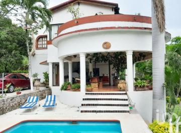 Casa · 500m² · 4 Recámaras · 1 Estacionamiento · Venta de Casa Estilo Toscana en Tezoyuca, Morelos.