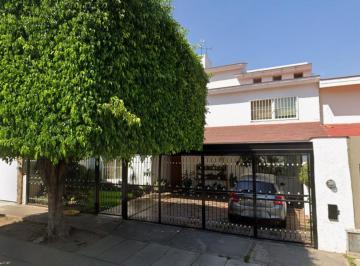 Casa de 4 habitaciones, Zapopan · Casa con 280 m² Superficie de Terreno, 4 Recámaras en Venta, Bugambilias