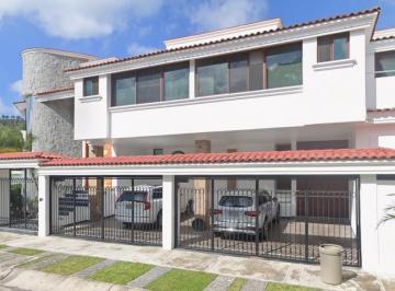 Casa de 5 habitaciones, Zapopan · Casa con 5 Recámaras en Venta, 460 m² Superficie de Terreno, Bugambilias