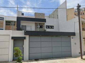 Casa de 4 habitaciones, Zapopan · Casa con 240 m² de Superficie de Terreno y 4 Recámaras en Venta, Eucalipto Vallarta
