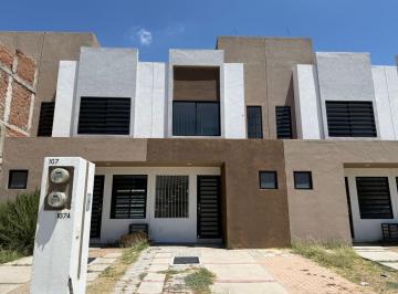 Casa · 75m² · 2 Recámaras · 1 Estacionamiento · Casa en Venta Fracc. Jardines de Versalles Sobre Av