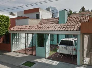 Casa de 3 habitaciones, Zapopan · Casa con 3 Recámaras y 215 m² Superficie de Terreno en Venta en La Calma