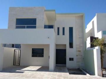 Casa · 215m² · 3 Recámaras · 2 Estacionamientos · Casa en Renta Privanzas del Campestre en Esquina