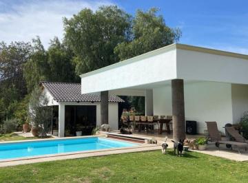 Casa de 4 habitaciones, León · Casa en Venta en La Herradura, con Alberca, Terraza, Cancha de Usos Multiples, Recamaras con Jardin
