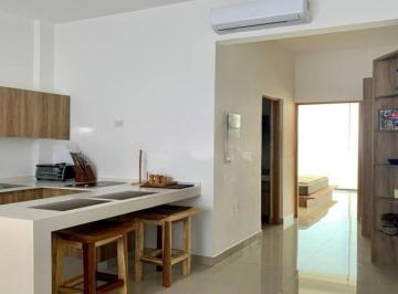 una cocina con barra desayunadora en 120 midtown playa del carmen · Departamento Amueblado 1 Recámara en Renta | a 7 Minutos de Centro Maya Playa del Carmen
