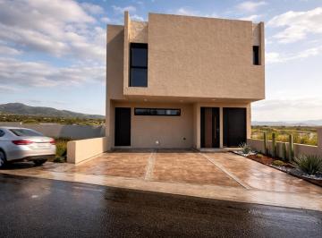 Casa de 3 habitaciones, Querétaro · Casa en Venta en Juriquilla, San Isidro. 3 Recámaras, Diseño de Autor!